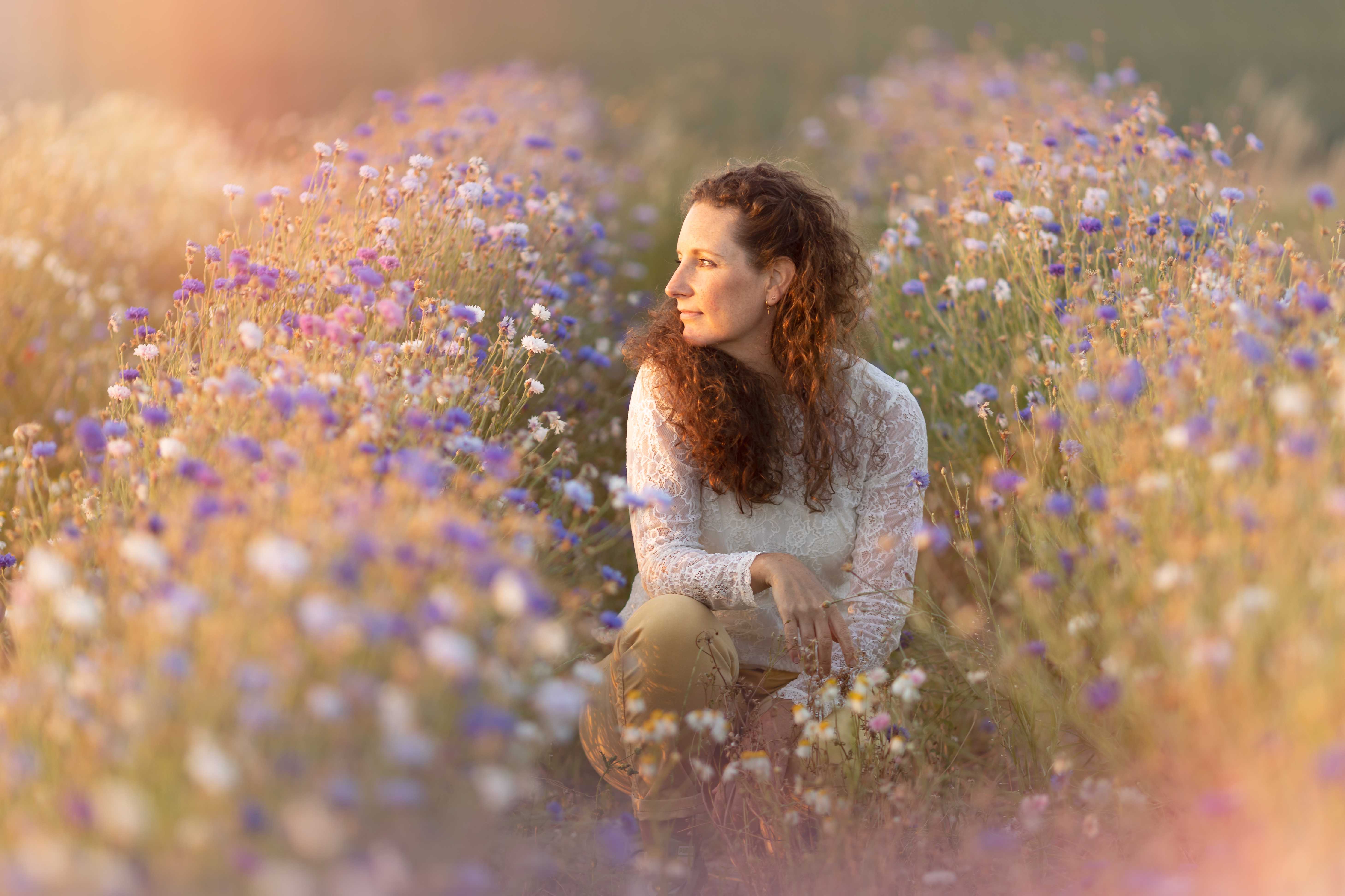 Kirsten in een bloemenweide